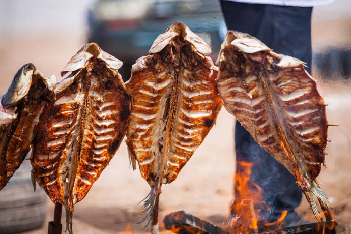 巴楚烤鱼取材于红海水库的野生鲤鱼,草鱼,红海水库由喀喇昆仑山冰雪