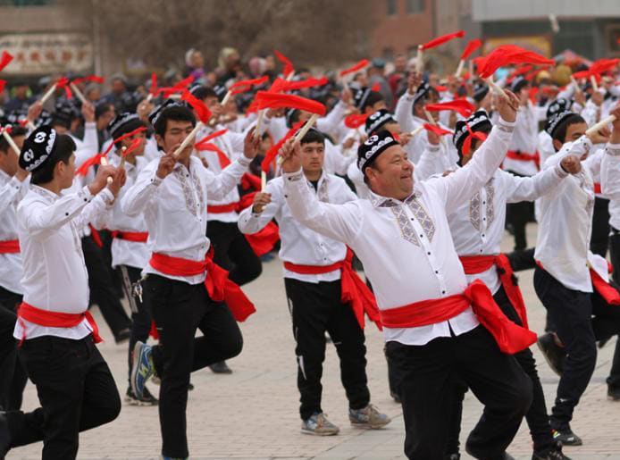 并用热瓦甫,手鼓等乐器伴奏的"孜克里萨玛"等不同形式风格的萨玛舞,都